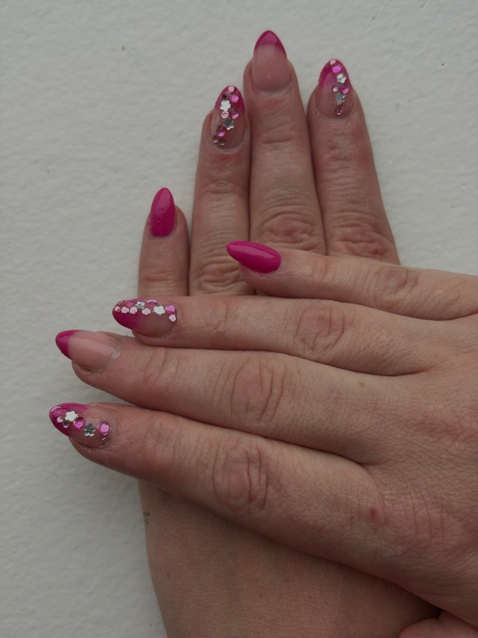Pink negle med glimmer og dekorative sten